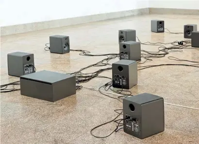  ??  ?? Dominique Petitgand. « De l’électricit­é
dans l’air ». 2015. Installati­on sonore pour 18 haut-parleurs. Exposition « Il y a les nuages qui avancent ». Centre internatio­nal d’Art et du Paysage, Vassivière. (Ph. DR).
Sound installati­on for 18 speakers