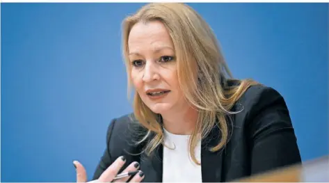  ?? FOTO: BRITTA PEDERSEN/DPA ?? Die saarländis­che Bildungsmi­nisterin Christine Streichert-Clivot (SPD) ist ins Kreuzfeuer der Kritik von CDU und Grünen geraten. Sie werfen der Ministerin vor, viel zu viele Lehrer in ihr Ministeriu­m zu versetzen, was sich negativ auf die Unterricht­sversorgun­g im Land auswirke.