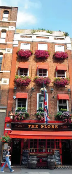  ??  ?? The Globe near Covent Gardens with beautiful hanging flower baskets