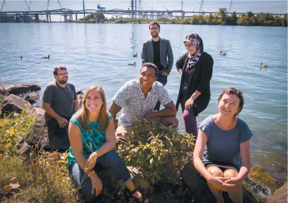  ?? JACQUES NADEAU LE DEVOIR ?? Les candidats verts, entourés de membres ailés de la biodiversi­té, devant un fier symbole de la prospérité économique. De gauche à droite, Adis Simidzija, Stéphanie Dufresne, Chad Walcott, Alex Tyrell, Aziza Dini et Stéphanie Stevenson.