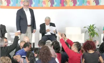  ??  ?? Tras reclamar justicia por no encontrar a su hija desapareci­da, Fabián Sánchez se desmayó frente a López Obrador.