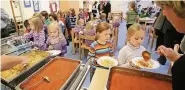  ?? FOTO: DPA ?? In der Gesamtschu­le sollen die Kinder gesund satt werden.