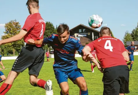  ?? Foto: Karin Tautz ?? In seinem Tatendrang nicht zu bremsen war Langweids dreifacher Torschütze Christoph Werner beim 5:1 im Ortsderby gegen den SV Achsheim. Hier versuchen es Simon Bittner und Peter Wagner vergeblich.