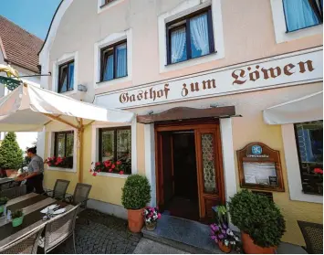  ?? Fotos: Alexander Kaya ?? Der Gasthof zum Löwen in der Weißenhorn­er Altstadt ist über die Grenzen der Fuggerstad­t hinaus bekannt. Wegen des Fachkräf temangels muss das Restaurant Ende Juli schließen.