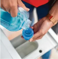  ?? Foto: Christin Klose, dpa ?? Manche Flüssigwas­chmittel nutzen Mikroplast­ik. Aber nicht, um die Waschkraft zu verbessern, sondern weil es schöner aussieht.