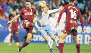  ??  ?? LUCHA. Marc Gual, del Zaragoza, disputa un balón en presencia de Quintanill­a.