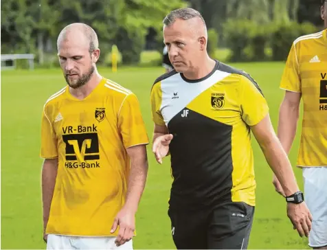  ?? Foto: Oliver Reiser ?? Auch wenn sich die Mannschaft noch mitten im Abstiegska­mpf der Kreisliga befindet, hat man beim TSV Diedorf ein Zeichen gesetzt und mit Trainer Jürgen Fuchs und seinem Co Florian Sandner (von rechts) verlängert. Fuchs geht damit schon in die elfte...