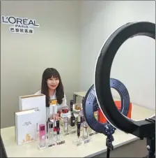  ?? PHOTOS BY HE WEI / CHINA DAILY ?? Left: A livestream­ing host promotes cosmetics products of L’Oreal at the company’s office in Shanghai on May 13.