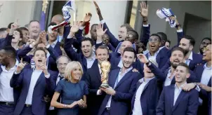  ??  ?? Le couple Macron félicitant les Bleus à l'Élysée