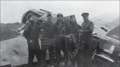  ?? DR/COLL. G. PONS ?? Le lt Bensing (deuxième en partant de la gauche) pose avec d’autres aviateurs autour de l’épave d’un Fw 190 dans la région de Minden, en Allemagne.