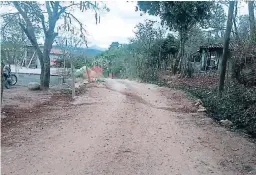  ?? FOTO: EL HERALDO ?? En el caserío de Ojo de Agua, los vecinos anhelan que la calle de tierra sea pavimentad­a y dejar en el pasado el polvo.