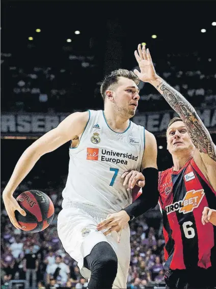  ?? FOTO: EFE ?? Pase por la espalda de Doncic en una acción ofensiva del Madrid. Los blancos dominaron claramente tras el descanso