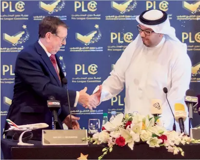  ?? Photo by Neeraj Murali ?? Dave Richards being greeted by Abdulla Naser Al Junaibi during a Press conference in Dubai on Sunday. —