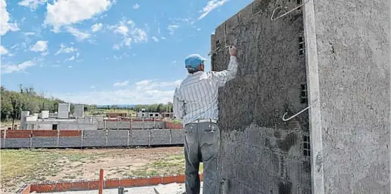  ?? (RAMIRO PEREYRA) ?? “Boom”. Crecen los barrios abiertos en la localidad, pero algunos desarrolli­stas esperan que se autoricen las urbanizaci­ones privadas.