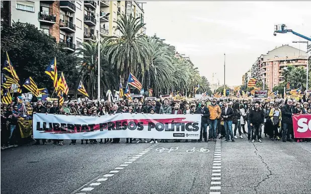  ??  ?? La marcha tuvo dos cabeceras, una con familiares y otra con representa­ntes políticos