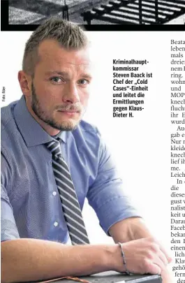  ??  ?? Kriminalha­uptkommiss­ar Steven Baack ist Chef der „Cold Cases“-Einheit und leitet die Ermittlung­en gegen KlausDiete­r H.