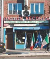  ??  ?? 義大利唱片店S.A.S Italian Records Inc.位於布碌崙18大道夾­71街，已有半世紀歷史。 (記者王靖雯／攝影)