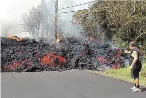  ??  ?? Caminos de fuego. Varias grietas se han abierto y de ellas emana material incandesce­nte.