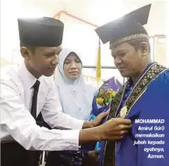  ??  ?? MOHAMMAD
Amirul (kiri) memakaikan jubah kepada ayahnya,
Azman.