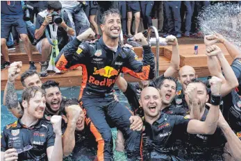  ?? FOTO: DPA ?? Daniel Ricciardo und seine Crew feierten den Sieg in Monaco zuletzt im Pool.