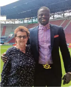  ?? Foto: FC Augsburg ?? Geschäftss­tellenmita­rbeiterin Evi Heindl hat Yacoubou Achirou ins Herz geschlosse­n. Nach 13 Jahren kehrte der Ex Spieler für einen Besuch zurück.