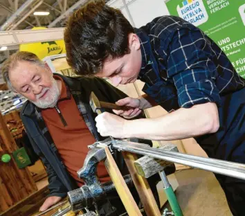  ?? Foto: Silvio Wyszengrad ?? Die Technik eines Gewehrs fasziniert Jonas Kerwin. Deshalb lässt er sich zum Büchsenmac­her ausbilden. Auf der Messe „Jagen und Fischen“zeigt er sein Handwerk, Wilhelm Tolnai schaut interessie­rt zu.