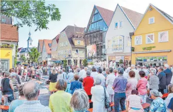  ?? FOTO: PETER SCHLIPF ?? „In dem Stückchen Brot und dem Schlückche­n Wein lebt Christus durch die Zeiten fort“, sagte Pfarrer Wolfgang Sedlmeier vor vielen hundert Gläubigen auf dem Aalener Marktplatz.