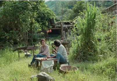  ?? FILMIKAMAR­I FOTO: ?? ■ Tilda Swinton och Elkin Díaz i en film om en skotsk kvinna som efter att ha hört en hög smäll en morgon beger sig ut på en resa i den colombians­ka djungeln.
