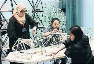  ?? VINCENZO PINTO / AFP ?? Eliasson. Un grupo de refugiadas en busca de asilo político fabrican lámparas en el proyecto del artista danés Olafur Eliasson