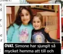  ??  ?? ÖVAT. Simone har sjungit så mycket hemma att till och med lillasyste­r Emanuela har lärt sig texten.