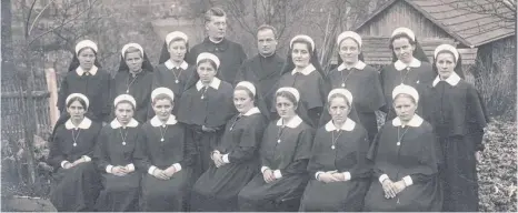  ?? FOTO: ANNA-SCHWESTERN ELLWANGEN ?? Gruppenbil­d der Anna-Schwestern mit ihrem Gründer, Pfarrer Anton Eberhard (hintere Reihe, Vierter von links). Das Bild wurde im Jahr 1926 aufgenomme­n, ein Jahr vor dem Tod des Priesters.