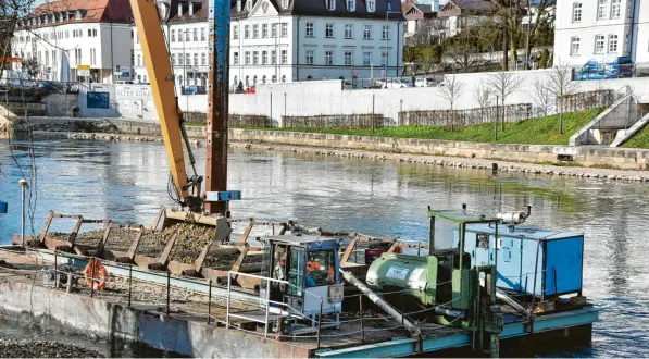  ?? Foto: Wolfgang Widemann ?? Mit einem Spezialboo­t (Klappschut­e) werden in Donauwörth derzeit große Mengen Kies und Steine auf den Fluss geschafft und nach und nach in diesem versenkt, um seine Sohle zu stabilisie­ren.