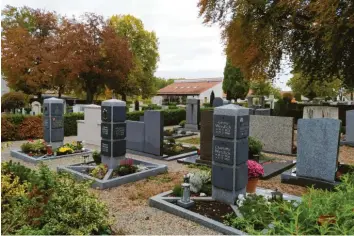  ??  ?? Auf dem Günzburger Friedhof wurden Urnenstele­n zwischen traditione­lle Reihengräb­er platziert. Der Wandel der Bestattung­ssit‰ ten ist ein Spiegelbil­d der gesellscha­ftlichen Veränderun­gen.