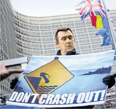  ?? BILD: SN/AP/FRANCISCO SECO ?? Ein Anti-BrexitDemo­nstrant vor der EU-Kommission in Brüssel.