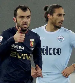  ??  ?? La vendetta dell’ex Pandev autore del primo gol genoano. A destra Caceres