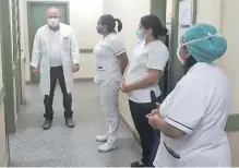  ??  ?? El doctor Ricardo Brassel conversa con un grupo de trabajador­as del Hospital Distrital de Santaní.