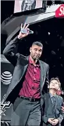  ??  ?? Emotivo. Tim Duncan siempre estuvo acompañado por su hijo.