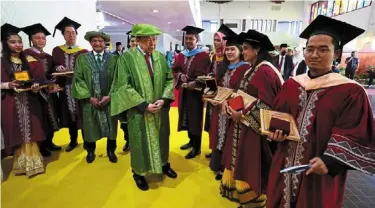  ?? ?? Kingly advice: Sultan Sharafuddi­n (centre) chatting with graduates at upm’s 46th convocatio­n at upm, Serdang. — bernama