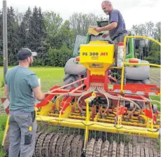  ?? FOTO: PRIVAT ?? Matthias Zürn (links) und Gebhard Renzler bei der Einsaat der Pflanzensa­men.