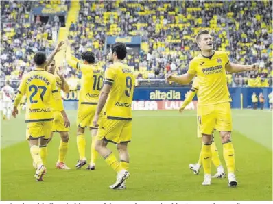  ?? Gabriel Utiel ?? Los jugadores del Villarreal celebran uno de los tres goles marcados el domingo ante el Rayo Vallecano.