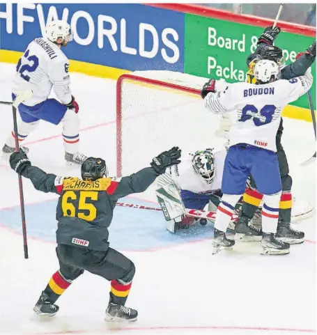  ?? FOTO: ACTION PICTURES/IMAGO ?? Marc Michaelis (Nummer 65) jubelt im Wm-spiel gegen Frankreich. Leonard Pföderl (Nummer 83) hatte zuvor zum 3:2 für Deutschlan­d getroffen.