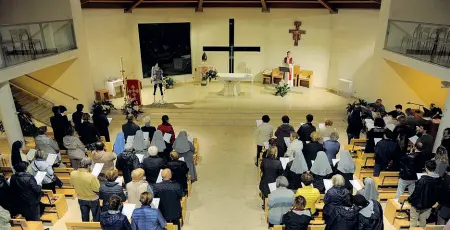  ??  ?? La veglia Ieri sera la preghiera nella chiesa di Santa Maria a Novoli organizzat­a dalla comunità Papa Giovanni XXII