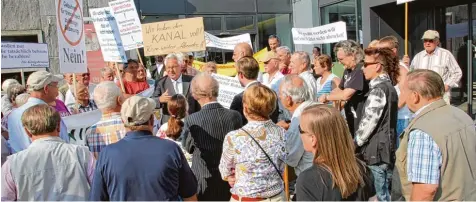  ?? Archivfoto: Hermann Schmid ?? Bereits im Jahr 2013 folgten etwa 80 Königsbrun­ner einem Aufruf der Bürgerbewe­gung und demonstrie­rten vor dem Rathaus für eine andere Fassung der neu zu beschlie ßenden Satzung. Der damalige Bürgermeis­ter Ludwig Fröhlich kam zum Gespräch mit den...