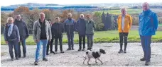  ?? FOTO: PRIVAT ?? Vertreter der Arbeitsgem­einschaft „Ferien rund um den Bussen“und Ortskundig­e trafen sich zu einer Wanderung am Emerberg.