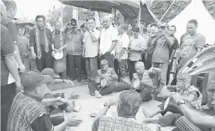  ??  ?? TERTARIK: Abang Johari menyaksika­n persembaha­n gendang pampat penduduk tempatan mengalu-alukan kehadirann­ya pada Majlis Bersama Rakyat di Rumah Matthew Jana, Batu Matup di Julau semalam.