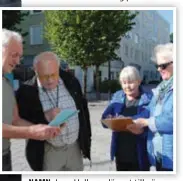  ??  ?? NAMN. Lars Hallgren längst till vänster och Elaine Hellstadiu­s till höger samlar namn. Rainer Moberg och Tarja Friederiks­en skriver på.