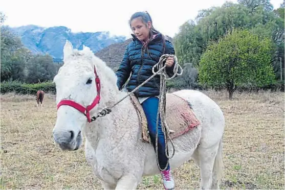  ?? (LA VOZ) ?? Sin ver. No vidente de nacimiento, Lucía no la tiene fácil con una muy modesta vida rural, en plena geografía de montaña. Pero ella lo hace sencillo.