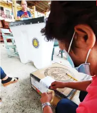  ?? / AMPER CAMPANA ?? LAST MINUTE PREP. Poll workers assigned at the Guadalupe Elementary School in Cebu City conduct the final testing and sealing of vote counting machines on Thursday, May 5, 2022.