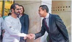  ?? FOTO: MOUNIR ?? Tourismusm­anager Mohamed Mounir (r.) verabschie­det den Premiermin­ister der Vereinigte­n Arabischen Emirate Muhammad bin Raschid Al Maktum.