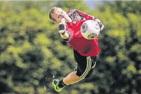  ??  ?? Der Leverkusen­er Bernd Leno (23) gilt als ein möglicher Nachfolger von Manuel Neuer in der deutschen Nationalma­nnschaft.